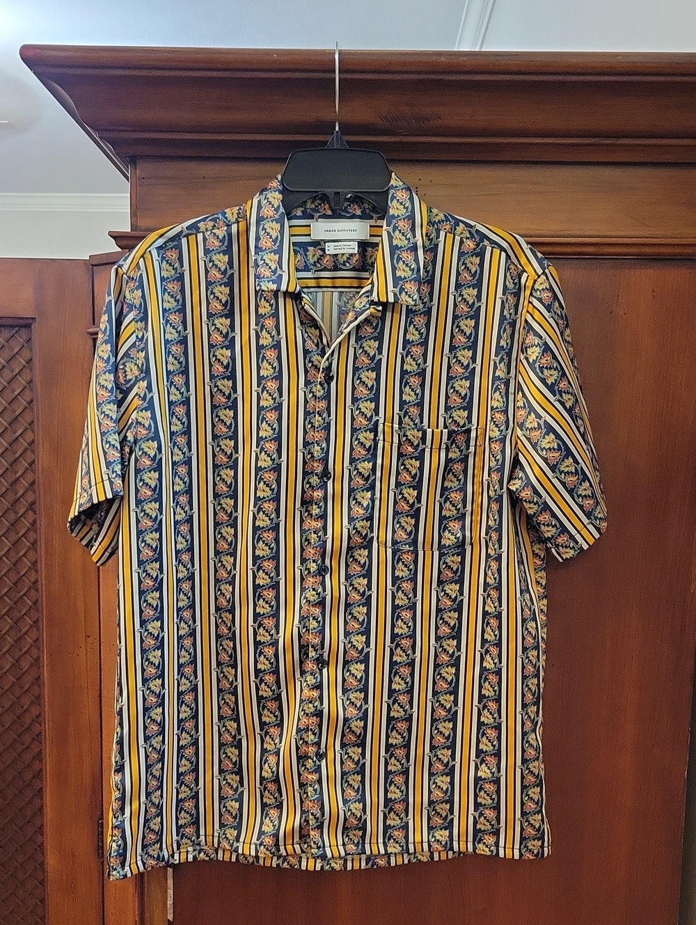 Urban Outfitters | Men's Vertical Striped Short Sleeve Button Up Shirt - Size M
